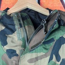 Load image into Gallery viewer, The North Face Camo Zip Up Windbreaker Jacket Size S