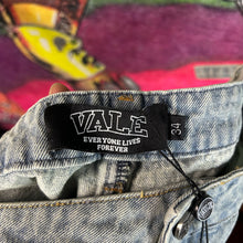 Load image into Gallery viewer, NWT Vale All Star Denim Size 34”
