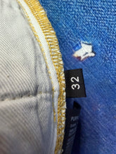 Load image into Gallery viewer, Purple Brand P1000 Light Washed Distressed Jeans Size 32

