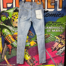 Load image into Gallery viewer, Purple Brand P1000 Light Washed Distressed Jeans Size 32
